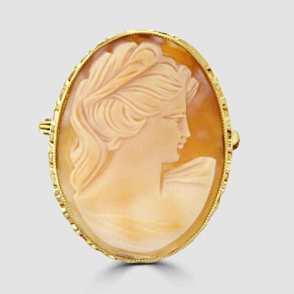 Oval cameo brooch with fluted edge